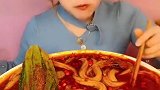 麻辣粉耗子，小姐姐的吃法看着真带劲，表情绝了，感觉好过瘾！
