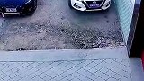 刚提的新车回家秒变事故车