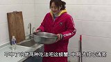 媳妇第一次做螃蟹，先做清蒸再做香辣，最后媳妇吃的满嘴流油