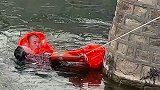 水面结冰，老人不慎落水。一高校老师立即跳水协助消防施救
