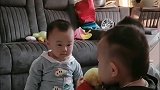 龙凤三胞胎兄妹抢桃子吃，哥哥不再是以前的受气包了，爱咋咋滴