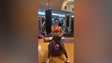 想摸!性感小姐姐撩下裤子秀腹肌