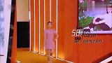 李斯丹妮妈妈走秀优雅端庄，刘雯频频点头，压根不像58岁！