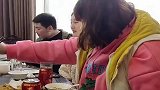 大衣哥女儿不长志气，走哪吃到哪，难怪粉丝会说！