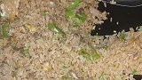 女子在家做蛋炒饭，米饭颗颗分明色泽鲜艳