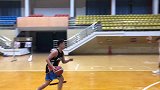 拉球后撤衔接转髋急停跳投，注意脚步的切换