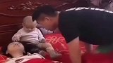 爸爸睡觉打呼噜，妈妈睡觉说梦话，宝宝：我太难了！