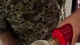 78岁外婆拿珍藏酒邀请外孙女共饮