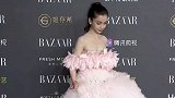 Angelababy捐赠物资后，录制祝福视频祝：女生节日快乐