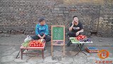 短剧：俩小伙卖菜，一个嘴巴像抹了蜜，一个却和顾客抬杠