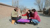 骗子街头摆摊，猜牌游戏，没想遇到俩美女，骗子赔惨了