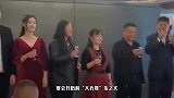 大衣哥现身亲家回门宴，又献歌又敬酒，场面十分热闹