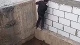 男孩不走寻常路，脚碰不到地掉进水坑