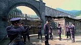 张明堂一回营部就被埋伏，手下纷纷用抢指着他