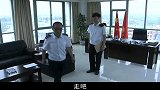 国防生：新兵迟到被开除，行李中掉出一双破鞋，女首长立马改主意
