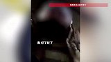 一岁宝宝滑学步车闯入马路，热心路人及时报警，民警靠“孜然味”找到家人