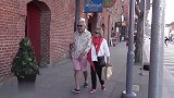 街头吓人恶作剧，故意打扮成草人，路人非常尴尬