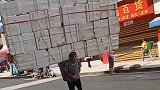 世外高人啊，一个人能扛起几十个箱子
