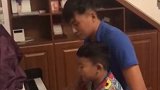 中超-富力门神也是低调的文艺青年 程月磊弹钢琴被儿子“嫌弃”-专题