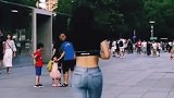双胞胎姐妹花街中尬舞，你觉得谁跳的好，时尚街拍