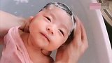爸爸给十个月大的宝宝洗澡，娃舒服地打哈欠，手法可以，继续继续