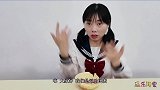 妹子端碗哭穷装可怜，闺蜜扮财神送金币巧克力传递正能量，真搞笑