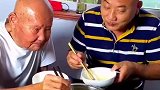 九十岁老爸给六十岁儿子夹菜，看儿子脸上洋溢着笑容
