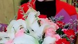 小姐姐的长相，就像手里的花儿一样美丽