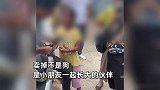 老人要把狗狗卖掉，小主人极力阻拦无果，崩溃大哭紧抓住狗绳不松