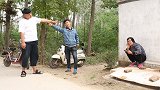 俩个小伙路口相撞，谁知开启了他们的吹牛之路，结局笑翻