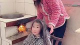 没钱去理发店，在家给闺女烫个大波浪！