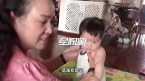家人唱歌宝宝笑嘻嘻，一到《丢手绢》宝宝撇嘴飙泪，网友：演技派