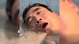 男子鱼疗池睡着，水和鱼一股脑涌入嘴里，网友：生吞工作人员了！