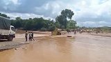 肯尼亚一辆客车穿越洪水时翻车 几秒内被淹没