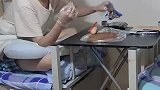 男子宿舍吃饭很精致，戴上手套自己diy，网友这样不噎的慌吗