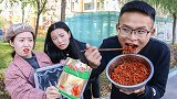 小伙街摊吃火鸡面，让老板加辣椒，不料因为结巴加了满满一盆