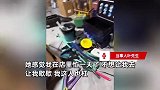 老婆为阻老公钓鱼踩坏鱼竿，男子心碎：我这人杠，又不犯法为啥不让