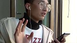 小伙唱歌吵醒邻居，邻居一句歌词，小伙就跟着唱跑调了