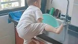 萌娃攀爬上水槽动作熟练一气呵成