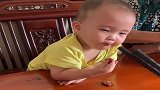 宝宝：有奶奶在，我怕谁，就吃！