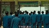 做个牢还有几十个小弟跟随！这个男的太随便了