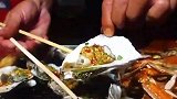 夜宵随便吃炭烤海鲜大杂烩，几十只生猛大螃蟹这么吃太鲜了