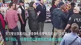 黑人超市插队，美国警察可不惯着，男女把他按地上疯狂“摩擦”