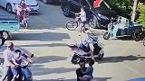 这种电动车大部分是旋钮换挡，老头是紧张迷糊了