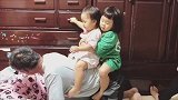 爷爷当马让两个孙女骑在背上，儿孙之乐太暖了！