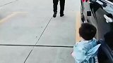 这孩子上辈子是你情敌吧
