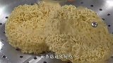 方便面不用再直接泡着吃了，上锅蒸一蒸拌一拌，大人小孩抢着吃