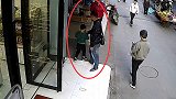 光天化日抢孩子被妈妈一把拉住 还有更奇怪的事