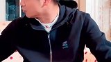森碟吃薯条的样子太可爱了，大长腿越长越漂亮了！