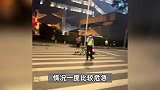 “暴骑团”太猖狂，遇到红灯也成群结队呼啸而过，上海交警深夜发声